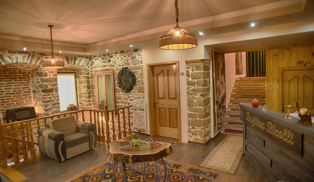 Hotel Bujtina Bicolli Korce Bagian luar foto