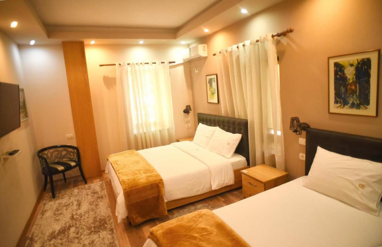 Hotel Bujtina Bicolli Korce Bagian luar foto